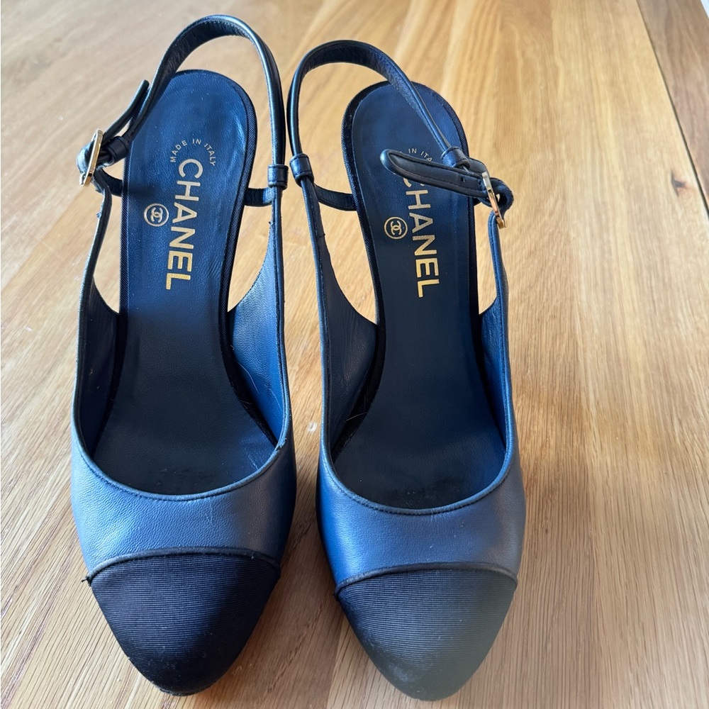 CHANEL Women's Black and Navy with gold tipped Heels - size 39/40 gently worn